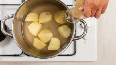 Pelate le patate e tagliatele a tocchetti.