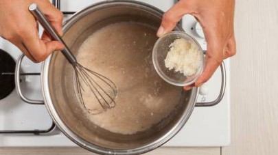 A parte, preparate una besciamella: in una pentola dai bordi alti, scaldate l’olio e poi unite la farina a pioggia e il latte a filo;