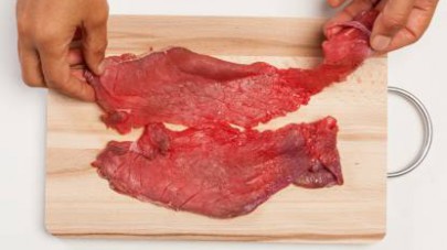 Preparate la carne, eliminando eventuali parti di grasso dalle fettine.