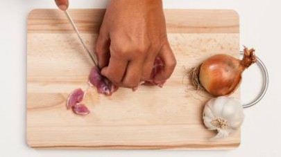 Su un tagliere, riducete a cubetti lo spezzatino di cinghiale. Mondate e tritate finemente la cipolla, la carota e lo spicchio di aglio. 