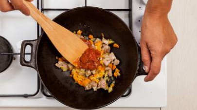 Su un tagliere, riducete a cubetti lo spezzatino di cinghiale. Mondate e tritate finemente la cipolla, la carota e lo spicchio di aglio. 