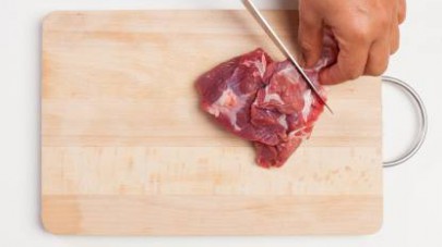 Tagliate la carne di vitello a bocconcini, dopo aver eliminato eventuali parti grasse.