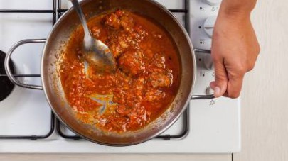 In un wok, rosolate la carne in 1 cucchiaio di olio extravergine di oliva; unite il contenuto di 1 confezione de Il Mio Sugo Star Basilico e proseguite la cottura per 15 min.