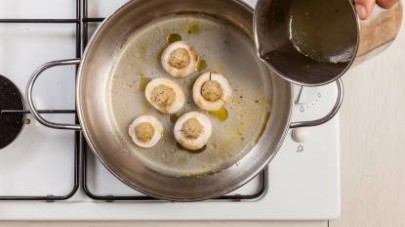 In una padella, rosolate i funghi farciti con 1 cucchiaio di olio extravergine di oliva; quindi, coprite con Il Mio Brodo Star - Carne Mista e lasciate cuocere per 15 min.