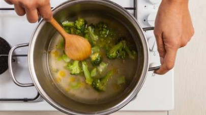 Mondate e lavate i broccoli; divideteli in cimette.