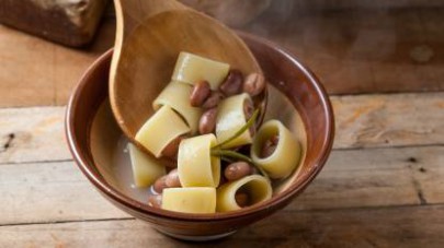 Servite la pasta e fagioli ben calda, con una macinata di pepe fresco e un goccio di olio extravergine di oliva a crudo. 