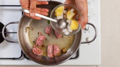 Quindi, unite in padella alla salsiccia le patate e le rape precotte, insaporite con una macinata di pepe, mescolate bene prima di servire in tavola.