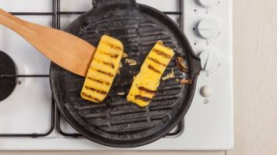 Disponete su una piastra ben calda le fettine di polenta e grigliatele da ambo i lati. Servite le scaloppine con le fettine di polenta ancora calde.