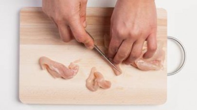 Tagliate a striscioline il pollo ricavandone tanti “straccetti”.