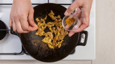 Fate rosolare lo spicchio di aglio intero con l'olio extra vergine di oliva in un wok, aggiungete la carne e dopo qualche minuto il curry e Il Mio Dado Star Delicato.