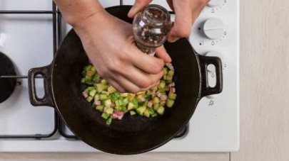 Unite la panceta, le zucchine e il Mio Dado Star Vegetale -30% sale e fate cuocere a fiamma viva per 10 min.
