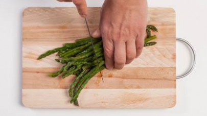Tagliate gli asparagi a tocchetti e aggiungeteli al cipollotto, unite anche il Mio Dado Star Vegelate e fate cuocere per 10 min. 
