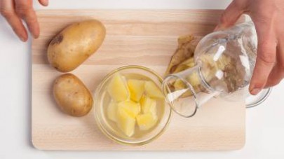 Pelate le patate e tagliatele a tocchetti, poi lasciatele sino al momento del loro utilizzo immerse in acqua fredda per evitare che si anneriscano a contatto con l'aria.