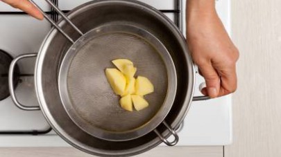 In abbondante acqua salata, mettete a cuocere le patate pelate e tagliate a tocchetti. Dopo 10 min. scolatele e, nella stessa acqua, cuocete la pasta, per il tempo indicato sulla confezione.