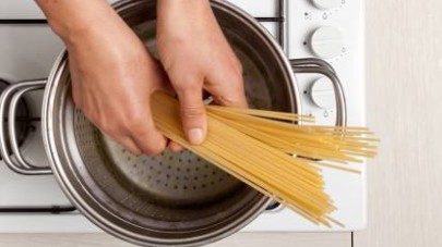 Intanto, in una pentola capiente, portare ad ebollizione l’acqua salata e cuocetevi gli spaghetti, per il tempo indicato sulla confezione. 
