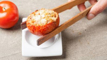 Tritate l'interno dei pomodori e unitevi aglio tritato e qualche fogliolina di menta, il pangrattato e il Mio GranRagù Extra Gusto.