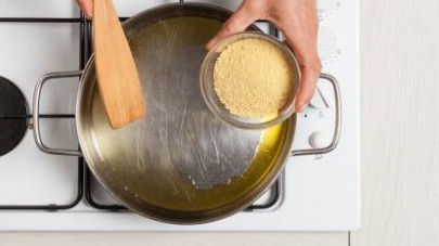 Tostate il cous cous in padella con un cucchiaio di olio extravergine di oliva, salate e pepate e unite una tazza di acqua. Portate a bollore e spegnete, lasciando gonfiare il cous cous a pentola cope