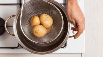 In una pentola capiente, cuocete le patate in abbondante acqua.