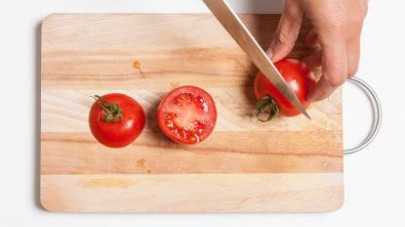 Tagliate le calotte dei pomodori e privateli dei semi interni; lasciateli scolare a testa in giù affinché perdano il loro liquido.