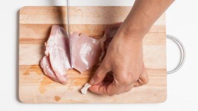 Eliminate eventuali parti grasse dal pollo. 