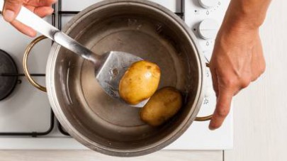 Fate cuocere le patate in abbondante acqua