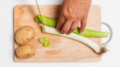 Lavate le patate, pelatele e tagliatele a tocchetti. Eliminarte le radici e la prima foglia dei porri e poi tagliateli a tocchetti dopo averli ben lavati.