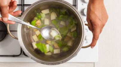 In una pentola scaldate l'olio extravergine di oliva e unite le verdure, Il Mio Dado Star - Vegetale con 9 verdure e 3 tazze di acqua. Fate cuocere per 20 min e a fine cottura frullate il tutto.