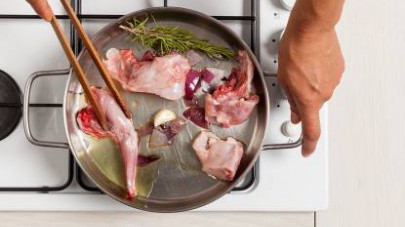 Lavate la carne del coniglio e tagliatela in pezzi.