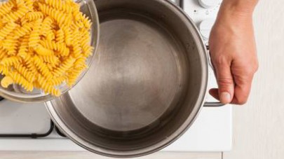 Fate cuocere la pasta in abbondante acqua salata per il tempo indicato sulla confezione, scolatela e fatela saltare in padella insieme alle triglie e al pesto.