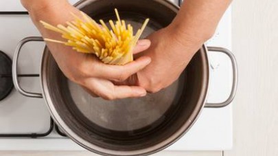 Fate cuocere la pasta in abbondante acqua salata per il tempo indicato sulla confezione.