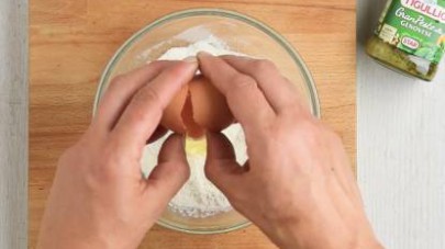 Preparate la pasta lavorando le uova con la farina e un pizzico di sale, poi stendete il composto con un mattarello e con un coppapasta formate dei dischi di circa 4 cm di diametro.