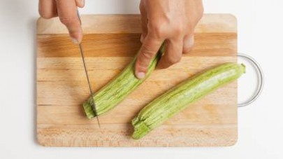 Lavate le zucchine e tagliatele a cubetti.