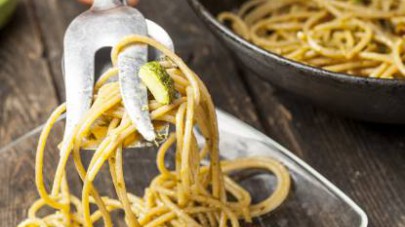 Scolate e condite la pasta con il sugo ottenuto. Per degustare questo piatto al meglio delle sue possibilità, ricordate di servire gli spaghetti ben caldi