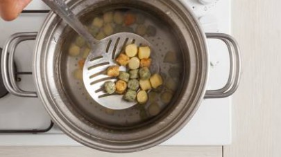 Fate cuocere gli gnocchetti in abbondante acqua salata fin quando non vengono a galla.