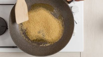 In una padella tostate il couscous con poco olio extravergine di oliva e un pochino di sale.