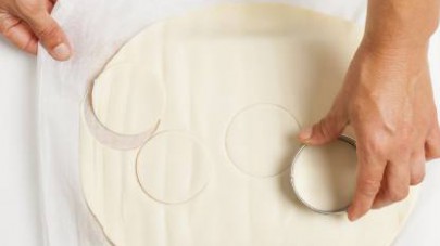 Stendete la pasta brisé e con un coppapasta del diametro di circa 5 cm formate dei dischetti
