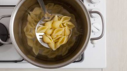 Mettete a bollire l’acqua per la pasta in una pentola capiente, salate e buttate le conchiglie, facendo cuocere la pasta per alcuni minuti (assicurandovi che rimanga al dente) prima di scolarla.