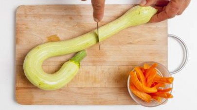 Nel frattempo, pelate la carota e tagliatela a listarelle, poi tagliate a cubetti la zucchina e fatela rosolare con poco olio extravergine di oliva in un wok per circa 7-8 min. 