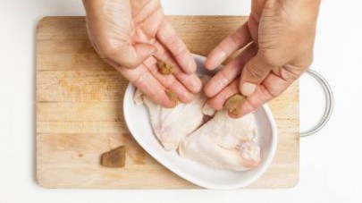 Lavate le ali di pollo e adagiatele in una pirofila che avrete unto con un po’ di olio e preparatele alla cottura in forno cospargendole con Il Mio Dado Star – Calssico sbriciolato.