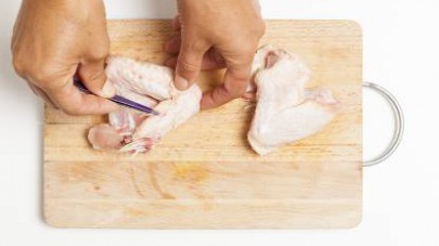 Preparate le ali di pollo pulendole da residui di piume e lavandole con cura.