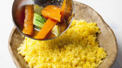 Fate cuocere per 10-12 min. Per mantenere le verdure  morbide aggiungete acqua se necessario. Servite infine il couscous asciutto, accompagnato dalle verdure in umido.
