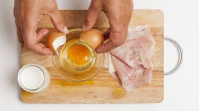 Sbattete le uova in una ciotola con un pizzico di sale e pepe, poi tagliate il prosciutto a striscioline abbastanza larghe.