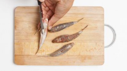 Pulite i filetti di pesce risciacquandoli sotto l’acqua corrente, poi asciugateli con attenzione servendovi di un foglio di carta da cucina. 