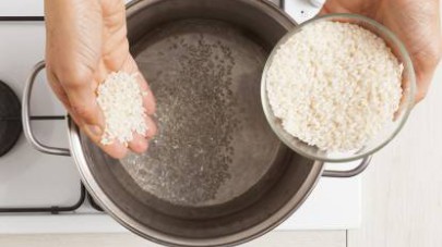 Cuocete il riso in abbondante acqua salata, poi scolatelo e passatelo immediatamente sotto l’acqua fredda in modo da fermare la cottura. 