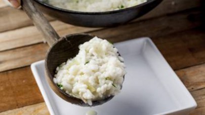 Aggiungete il gorgonzola e mantecate il risotto, poi spolverizzatelo con pepe e prezzemolo fresco prima di portarlo in tavola ben caldo.