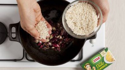 Unite il riso e tostatelo per qualche minuto poi proseguite la cottura nella maniera classica aggiungendo quando è necessario il brodo preparato con il Mio Dado Star - Classico.